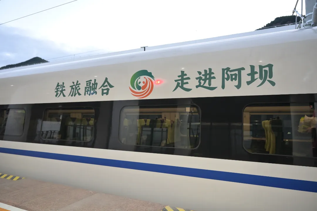 川青鐵路9組CRH2G型高寒動(dòng)車組新涂裝，來一飽眼福吧！